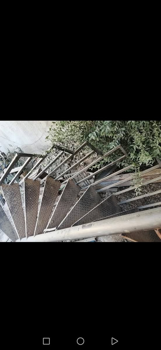 درج دائري حديد جكر ثقيل بوري ٤ انج مع محجر مرتب كامل طول اكثر من ٣متر وعرض ١ متر 
بغداد نفق الشرطه
***********
