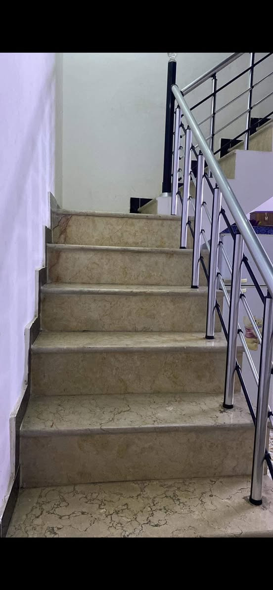 بيت 100متر لبيع
طابقين كامل الخدمات
بلديات شارع جامع سيد صلاح 
الاستفار ***********
متواجد خاص 
متواجد واتساب
