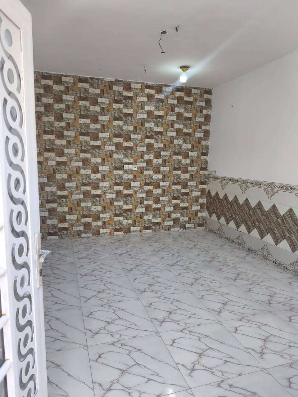 بسم الله الرحمن الرحيم 
مشتمل ١٠٠ متر في حي الحكيم مقابل الدبية الثانية 
يتكون من غرفة نوم عدد ٢ وحدة وحدة جوة 
واستقبال ومطبخ وصحيات شارعة ١٠ 
للاستفسار الاتصال 
***********
