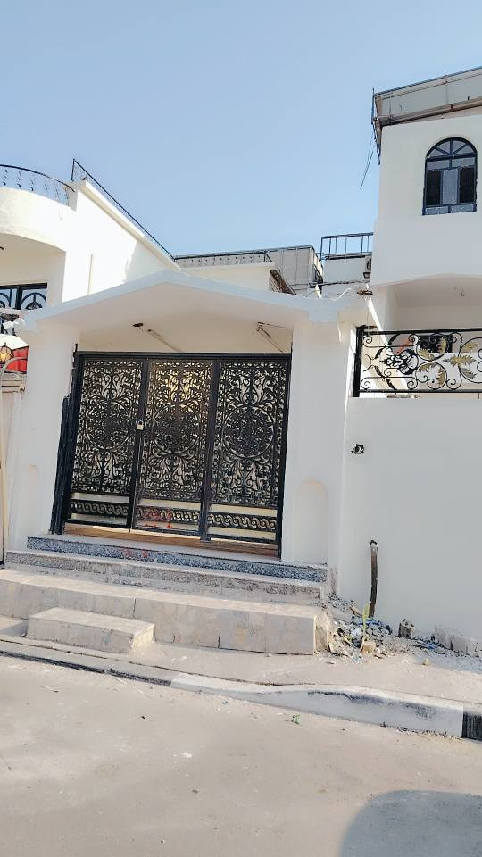 عقار لأيجار
موقع مميز في مناوي باشا
يحتوي علئ ٣ طوابق
و يضم ١٦ غرفة منام وصحيات خارجيه وداخليه وعلئ صالتين كبيرتين وعلئ كراج يحمل ٦ سيارات

يصلح ..مكتبي_شركات_مؤسسات_ اونقليات
 لأستفسار 
لأتصال علئ لأرقام التاليه
*********** البصرة, العراق
