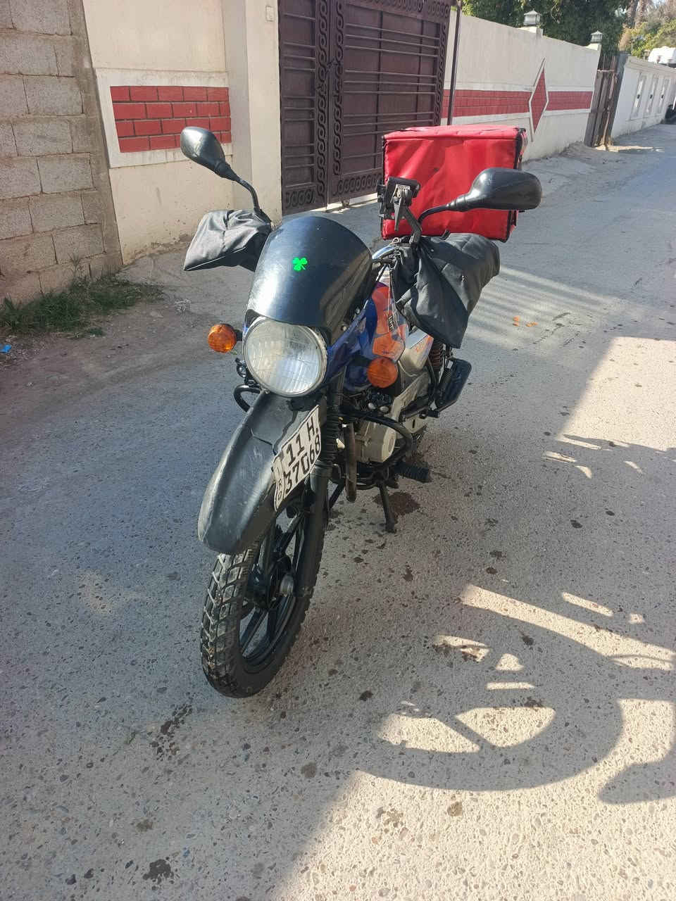 السلام عليكم دراجه بوكسر البيع  موديل 2023مرقم انكليزي دراجه حلوه مرتبه بس مكينه صار عندي نضوح من كازكيت عفته مااسويته البارحه بل طيريق طفت مااعرف شبيه بس كه تايرات شاصي كهربايات كله شغاله بس مكينه طافيه ***********رقم صاحب دراجه مكان دراجه بغداد الراشديه
