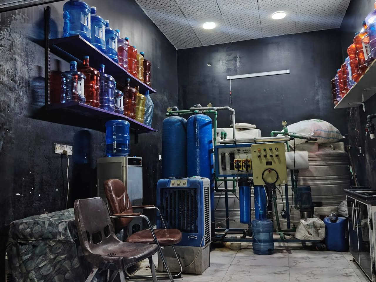 محطه للبيع ام المتر محطه كامله هيه وغراضهه معه ستوته شحن معه ارفوف معه دبات معه سنك ترس دبات معه براد ماء وتحتوي علا دبات ماء مكاني دوره الميكانيك ***********وات ساب الاستفسار
