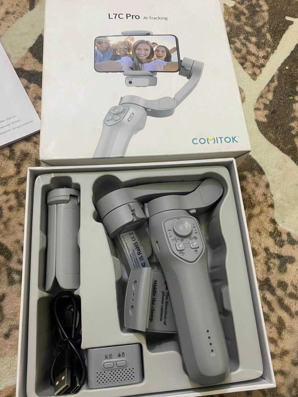 هذا الجهاز الموضح في الصورة "image.png" هو مانع اهتزاز (Gimbal) للهواتف الذكية:
الاسم: COMITOK L7C Pro
 الميزة الأساسية: تتبع ذكي مدعوم بالذكاء الاصطناعي (AI Tracking).
🛠️ المواصفات والمميزات الأساسية:
 تثبيت ثلاثي المحاور سعر 80 الف


**إذا كنت صاحب هذا الإعلان وتريد حذفه لأي سبب، رجاءا أرسل رسالة إلى الدعم الفني**