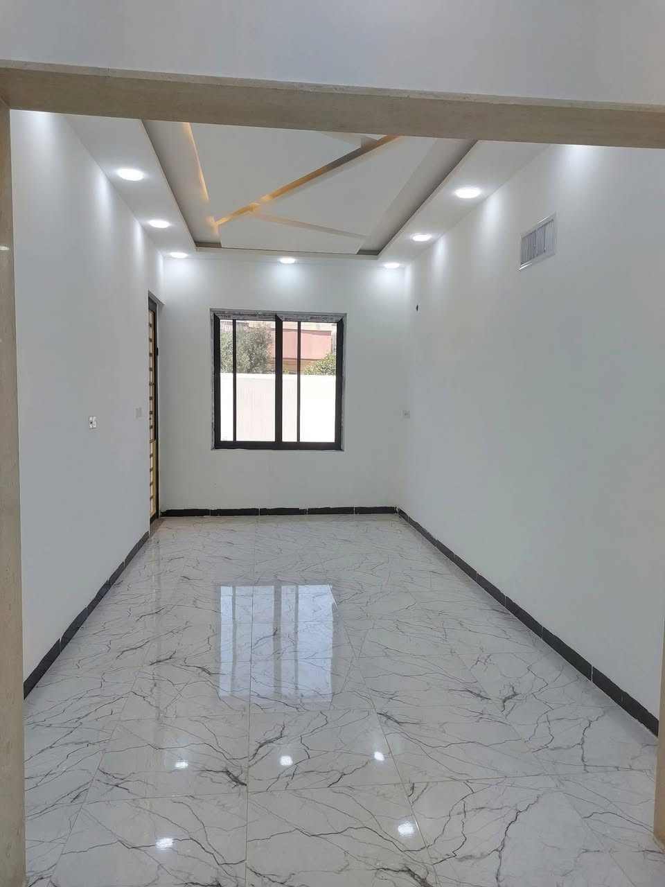 دار للبيع حي الإخاء. 
المساحه ١٥٠ متر مربع .
الواجهة ٦ متر والعمق ٢٥ متر .
اتجاه شروق شارع تبليط. 
الموقع خلف سايدين اربيل مباشر قرب جامع كرم العزيز. 
يحتوي على ٥ غرف نوم وهولين واستقبال مع باقي المشتملات. 
يوجد تصوير فيديو لمراحل البناء من حدل وتسليح وباقي التفاصيل. 
لمزيد من المعلومات والسعر الرجاء الاتصال على أرقام المكتب لطفا. 
***********
*********** 
*********** 
او مراجعة المكتب في حي النور بعد دورة زيناوه بأتجاة دانيه ماركت مقابل صيدليه الكوثر.
