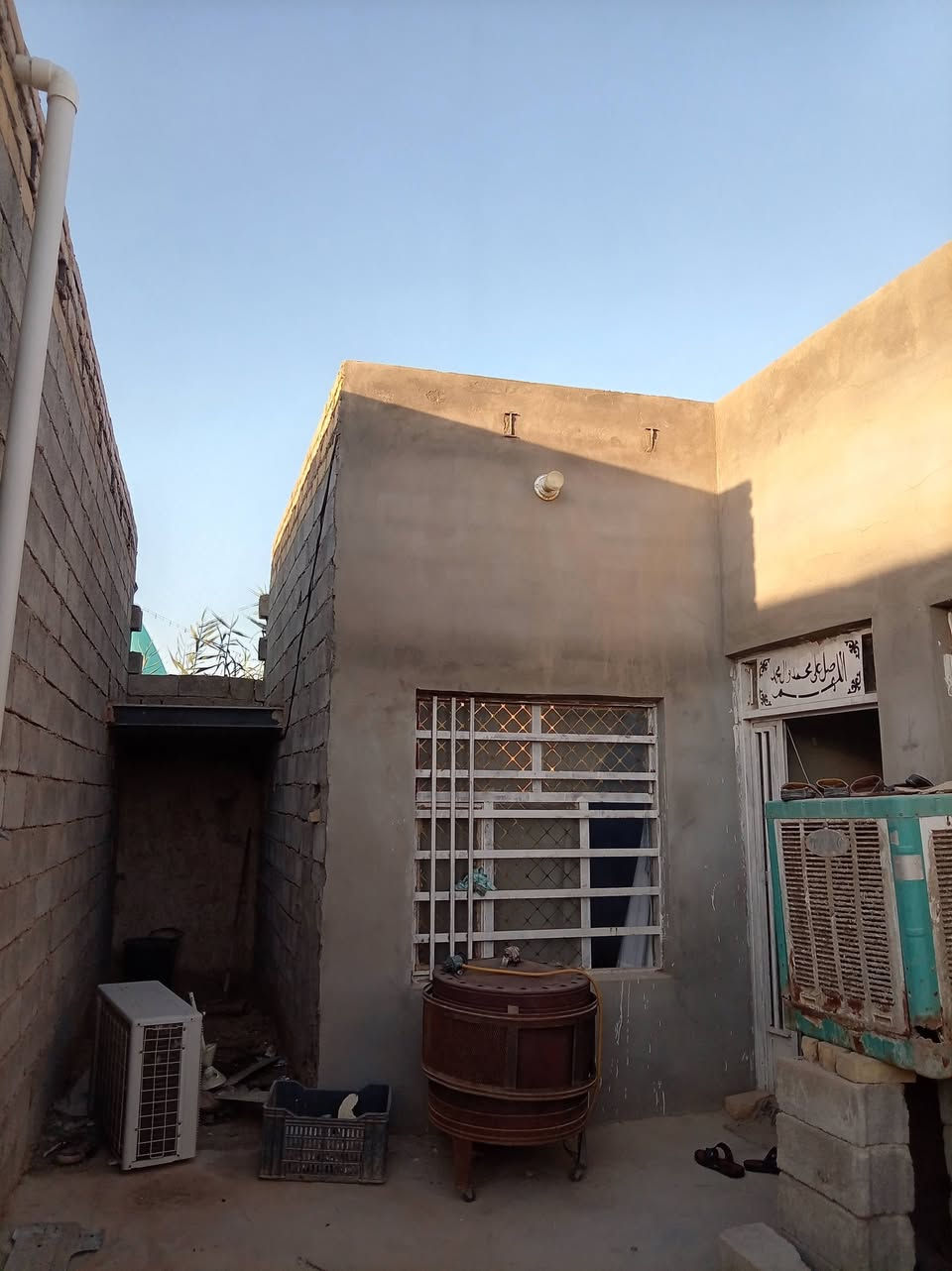 مساحة 200متر
نزال 16ونص

ثلاث غرف نوم وصالة ومطبخ  وبراني

بناء جديد 2025

الحمزة الشرقي حي الحسين قرب مدرسه الوركاء كامل خدمات تبليط مجاري انترنت ضوئي 

***********
