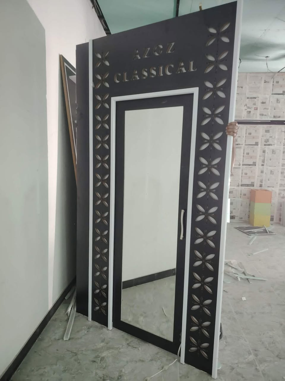 سلام عليكم.  

 ميز +اوفيز اندي اف

جاهز مع لدات اناره داخليه.   ***********
