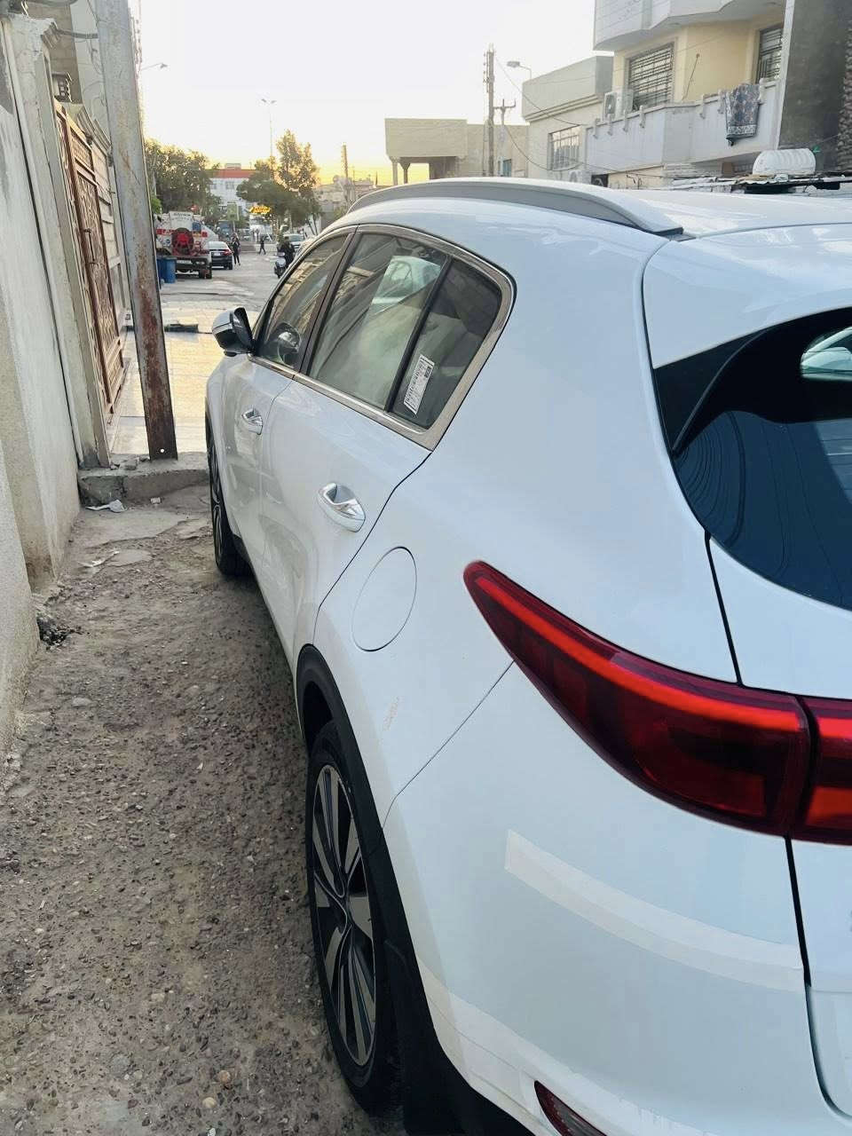 السلام عليكم
سبورتج ٢٠١٧ مكفوله من الصبغ والبارد
 رقم بغداد باسمي ماشيه ٩١ الف
الف محرك ٢٠٠٠ دوش بلادي مامفتوح
مواصفات عادية داخل بيجي مري شفط حساسات 
تبريد قطعتين زراك لايت 
السعر ١٧٨ مجال بسيط لاتصال ***********
مكاني بغداد حي العامل
