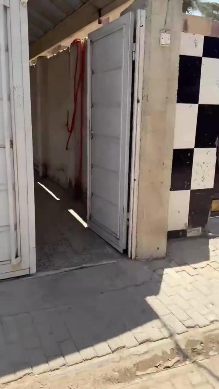 يالله 
دار للبيع طابو صرف مساحة ١٢٠ متر 
الواقع في حي الضباط قرب شارع المحيط
يحتوي على ٢ غرف نوم وصاله واستقبال 
ومطبخ ومجمع صحيات وكراج سياره وحديقه 
البناء ترميم حديث الاستفسار ***********
