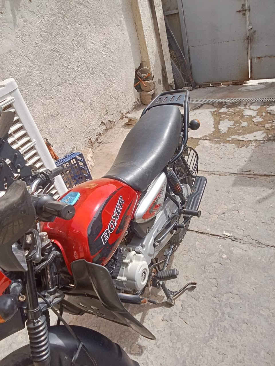 دراجه بوكسر ٢٣كفاله محرك ما مفتوح وكفاله من التبخير وتنقيص دراجه حلوه ونضيفه السعرو.  واحد ٨٠٠ وبيه مجال لشراي وادراجه اورق شركت المصطفى وراقه كامله لترقيم الشراي ينتصل عله هاذ الرقم ***********
