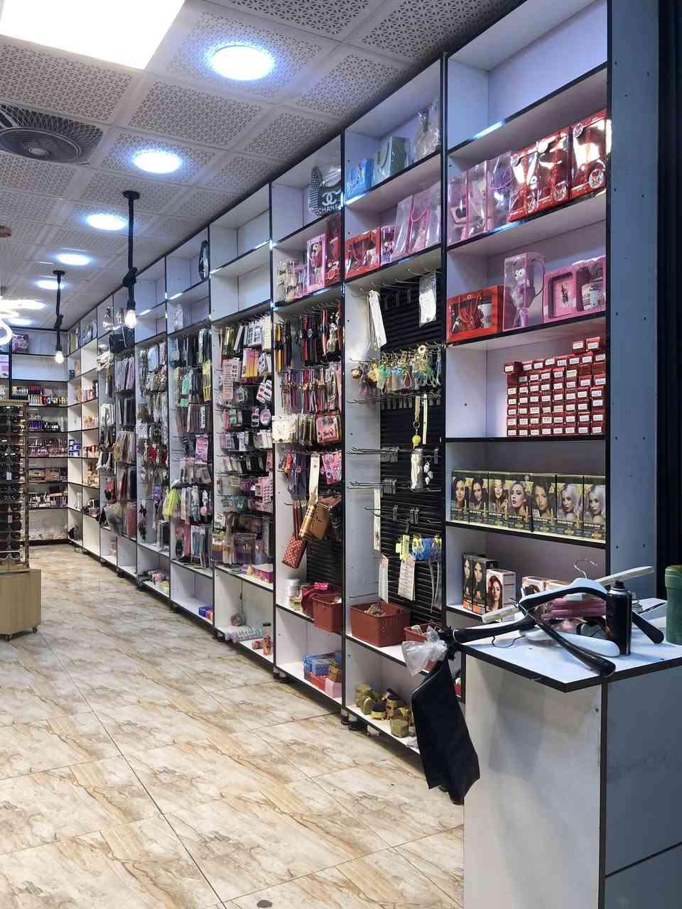 سلام عليكم عندي ديكور للبيع بسعر مناسب للتواصل الاتصال على هذا الرقم مكاني بغداد ***********
