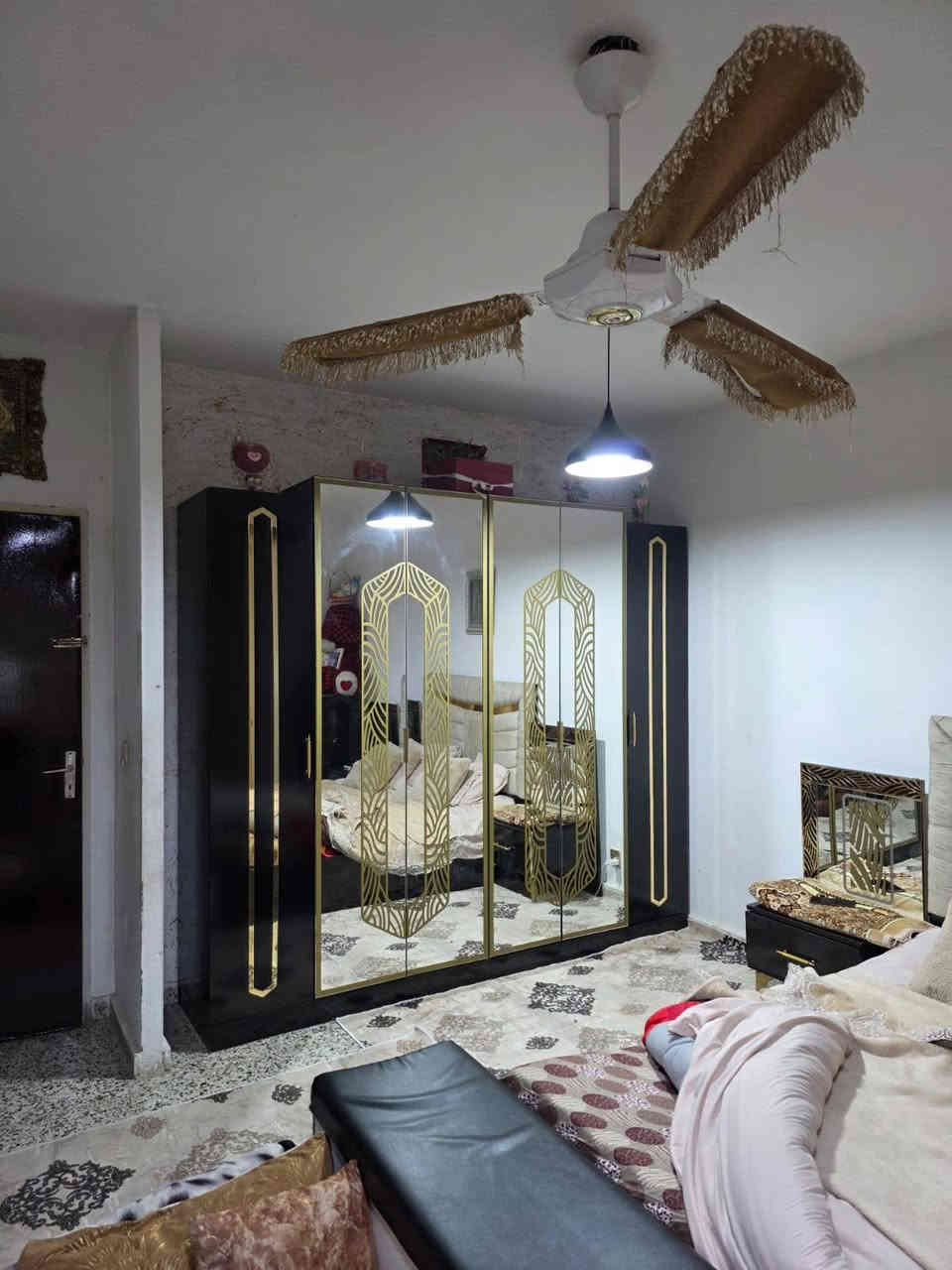 غرفة نوم تركي لون اسود فحمي متكون من ٨ قطع نظافتها ميه ب ميه سعرها ٧٠٠ 
استفسار من الرقم *********** كركوك, العراق
