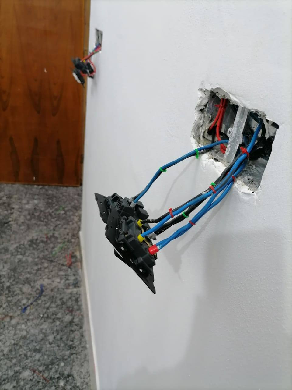 مستعدون لكافة التاسيسات الكهربائية ***********
