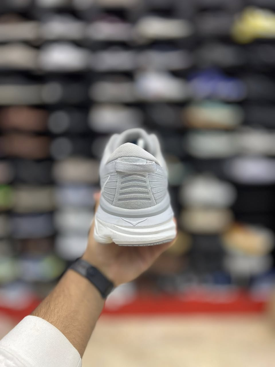 Hoka Bondi 7

بلون رمادي فاتح (Harbor Mist/White). يُعد هذا الحذاء واحدًا من أكثر أحذية هوكا توسيدًا، ويوفر قيادة سلسة ومتوازنة عبر أي مسافة.

قياس 45 وثلث القدم 29
العنوآن نجف ملحق الروان 
توصيل 🚚 محافظات 6 داخل النجف3 
***********  واتساب
