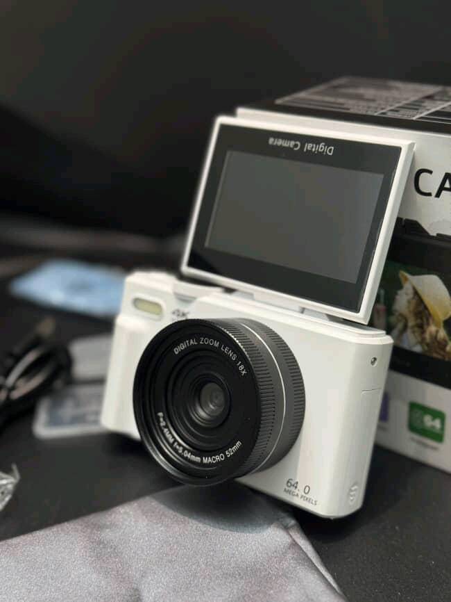 كاميرا/كامكودر رقمي UHD

بحالة ممتازة وتعمل بكفاءة كاملة، توفر تصوير فيديو وصور بجودة عالية. تأتي مع جميع الملحقات الأساسية:

• شاحن
• بطارية
• بطاقة ذاكرة (رام)
• غطاء للعدسة
ملاحظة:مع وجود تطبيق خاص بالكاميرا للحصول على الصور ونقلها من الكاميرا للهاتف الخاص بك

نظيفة ومستخدمة بعناية، سبب البيع عدم الحاجة إليها. للاستفسار أو طلب صور إضافية يرجى التواصل.
