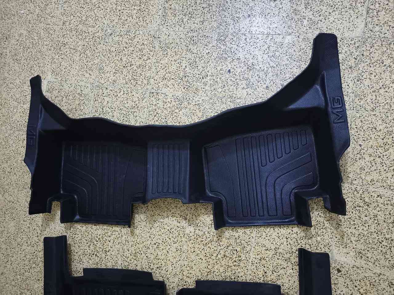 أرضيات MG GT أم الدوسه وشعار MG ***********العنوان بغداد السعر 65 ألف
