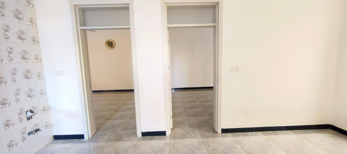 شقة حديثة للإيجار – الطابق الأول
مساحة البناء 150 متر، تتكون من غرفتي نوم وصالة وغرفة استقبال، جاهزة للسكن من جميع النواحي.
موقع الشقة: حي الضباط، مقابل صالون ملامح، مربع دور السمنت مقابل مطعم بيت المندي .
يفضل أن يكون المستأجر موظفاً
السعر 400الف قفل 
للتواصل فقط  ***********

