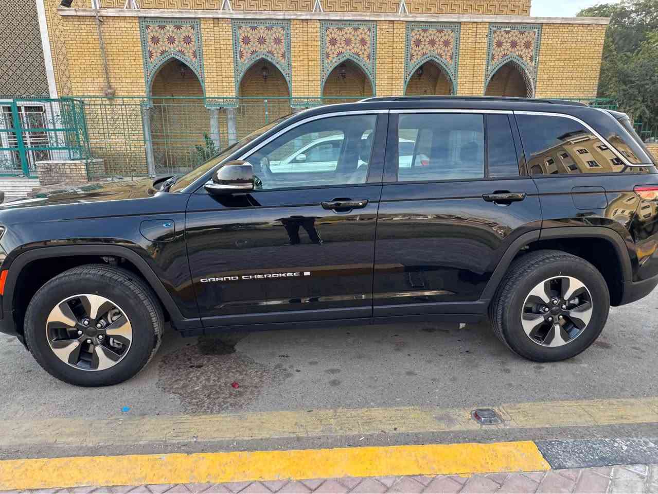 ‏  حادث بسيط جدا Jeep Grand cherokee 4xe
الموديل٢٠٢٤ 4x4 هايبرد
ماشية 39000 
الداخل لونين مطعم بصاج
إنارة داخلية LED 
5 راكب 
‎3 انضمة بنزين +هايبرد +كهرباء
#مواصفاتها
.  
.بصمه تشغيل عن بعد
.دمام خلفي
.كشنات جلد
.كشن السايق ميمري
.كشنات كهرباء
.صندوق كهرباء
.حساسات خلفيه 
. قطعتين تبريد 
.اشاير بالمري
.رادار امامي
.رادارات 360
خمسة وضعيات قياده
. بنوراما فتحتين
. كير ماوس
. نظام منحدرات
. هيترات بالكشنات 
.ويل كب كروم
.لايتات لد
.بكلايت لد
.كشافات
.بصمة ابواب
. نضام توقف ذاتي
فول مواصفات 1/1  بعد بيها مواصفات
صور الحادث على الخاص
السعر 325$ وبيها مجال
للاستفسار اكثر الاتصال على الرقم

*********** بغداد, العراق
