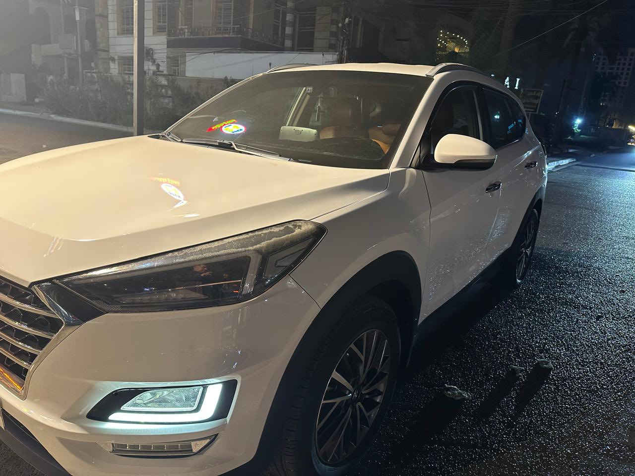 السلام عليكم
سياره توسان موديل 2020 رقم بغداد 
خليجيه شركة الكاصد 
السياره فول ما عدا الفتحه 
بصمه دخول ذكي 
كشنات جلد
تحكم كهربائي بالكشنات 
شاشه لمس
لدات ويه اللوفات تشتغل 
السياره نضيفه ماشيه 116 الف كيلو وقابل للزياده 
السياره خليجيه مثل ما كلت بس بيها صبغ جاملغ خلفي والباب الخلفي مال سايق 
موجود بيها سونار قبل اسبوع مسوي 
السياره معروضه ب 185 ورقه وبيها مجال بسيط مال جيه
للاستفسار الاتصال بالرقم 
*********** 
غير متواجد على الفيس
