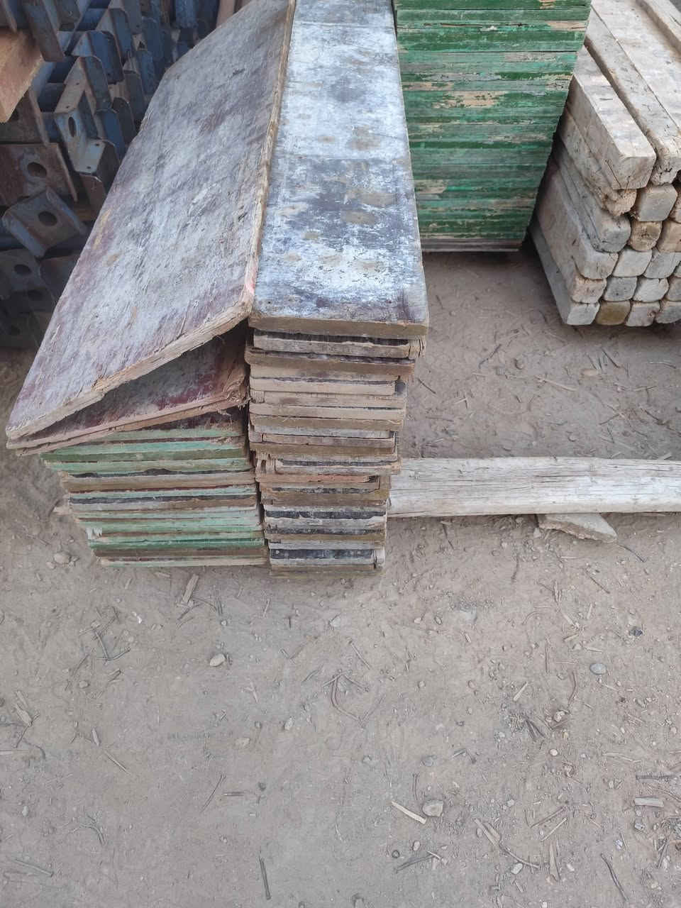 مكعبين خشب مستعمل+بلاويد شغله وحده+بايات درج للبيع العنوان بابل السعر 750 هاتف ***********.
