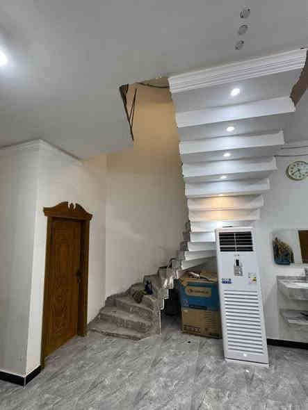 #اسعد_الله_اوقاتكم_بكل_خير⁉️👋🏼 
#البصرة 
دار للبيع 
مساحه 200 م 
بناء جديد
ابو الخصيب الحي العسكري 
طابو زراعي عراقي سند 25 ✍️ 
وكاله و نسخ من الطابو و مكاتب 
غرف عدد 2
ديوانيه و صاله 
مطبخ و حمام 
كراج سياره 
ماء كهرباء مدرسه نت كلشي قريب 
بناء بلوك
شارع 8 م 
السعر 90
هاتف ☎️ *********** البصرة
