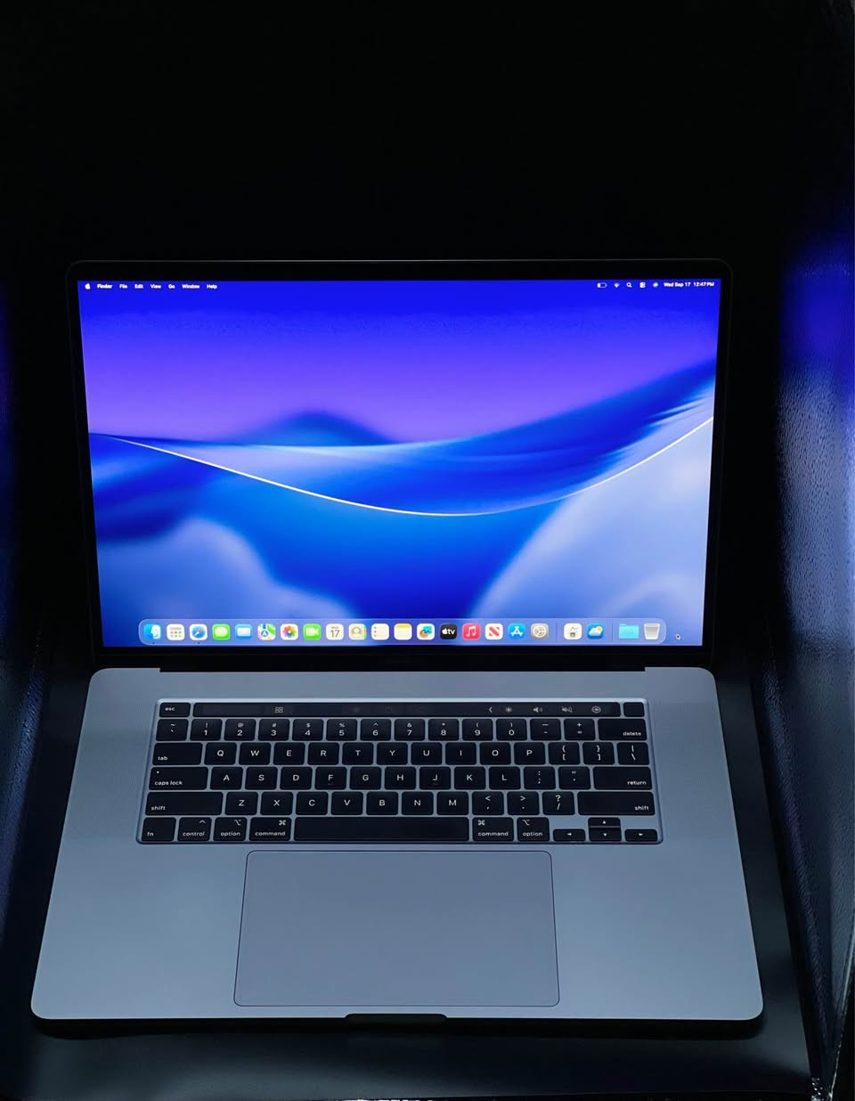 MacBook Pro 32GB 2019 16
ماك بوك برو ١٦ بوصة ٢٠١٩
المواصفات:-
-حجم الشاشة: 16 بوصة
-المعالج: Intel Core i7
CPU: Intel Core i7‑9 8‑core -
GPU: AMD Radeon Pro 4GB- 
-الذاكرة العشوائية: 32GB RAM
-التخزين: 512GB SSD
-الحالة: ممتاز جداً
-عدد دورات البطارية: 172 دورة
-يأتي مع هدية حقيبه حافظه 
-هديه كڤر حمايه مع لاصقه شاشه وجلاتين حمايه للوحة المفاتيح 

السعر: 985,000 د.ع 

التوصيل: مجاني إلى جميع المحافظات، مع إمكانية فحص الجهاز عند الاستلام قبل الدفع.

للطلب أو الاستفسار:-
إرسال رسالة أو الاتصال على :
‎              0770 5266 000 / واتساب 

للمزيد تابعونا على إنستغرام: 
amwaj.macstore بغداد, العراق

