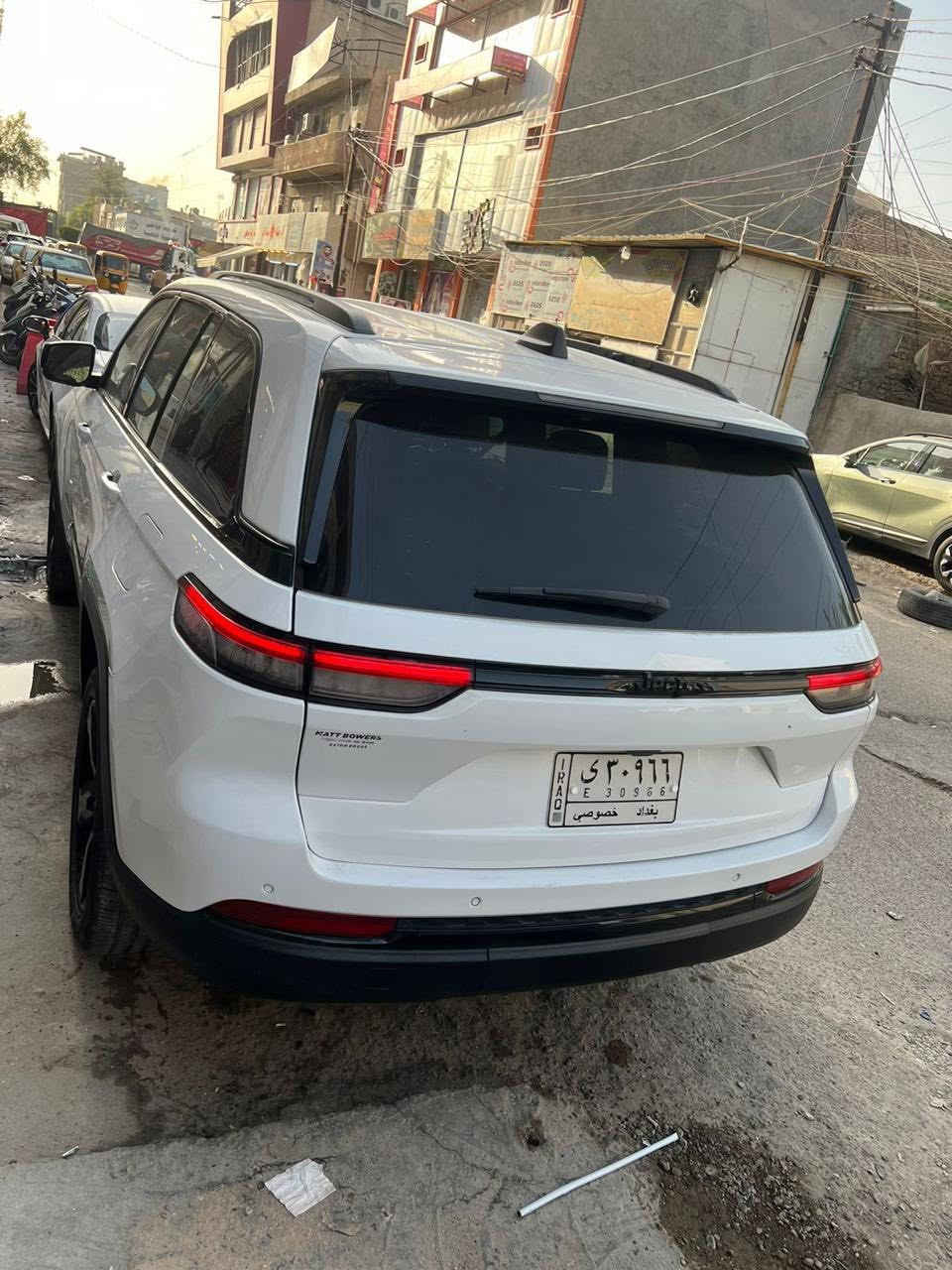 جيب كراند شيروكي التيتيود بلاك ادشن .
الموديل :2023 . (وارد امريكي) .
293hp . V6. 3.6L : المحرك
العداد : 20 الف كيلو متر .
المواصفات :
* 5 راكب .
  دفع رباعي 4x4 .
  رادار امامي مع مانع تصادم .
  تحذير الخروج عن المسار .
  تحذير النقطة عمياء .
نظام تحذير عند التقاطعات.
* شاحن موبايل وايرلس.
* ويل قياس 20 انج .
* لوحة القيادة بقياس 12 أنج.
* كير شفتر بالستيرن .
* كاميرا خلفية.
*شاشة متوسطة 8.1 أنج
* المصابيح الأمامية زنون .
* كشافات الضباب زنون،
* دخول ذكي.
الصندوق الخلفي كهربائي .
  فرش المقصورة الداخلية من الجلد والشاموا .
  مقعد السائق كهربائي .
  المقاعد الأمامية تدفئة .
  حساسات خلفية .
  دوسات جانبية .
  مكيف خلفي .
  تدفئة مقود القيادة .
  مانع تصادم خلفي .
  بلوتوث تلفون .
⭕️ مكاني بغداد الجديده
رقم التلفون ***********
35 الف دولار وبيه مجال
