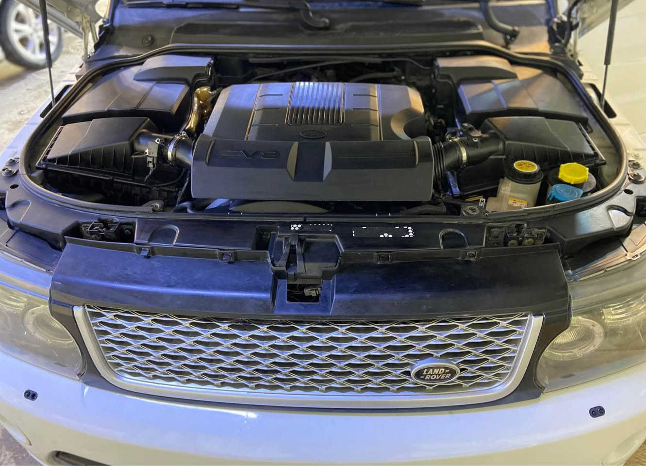 للبيع رانج روفر سبورت HSE موديل 2011 وكالة سردار مكفولة رقم اربيل بدون اي حادث او صبغ  محرك وكير مكفولات السيارة نظيفة جدا جداً على وضع الشركة 

المواصفات
1- رانج روفر موديل 2011 خليجي وكالة رقم اربيل 
2- محرك العادي المرغوب بانزين عادي 
3- لايتات حلقية زينون 
4- كشافات امامي زنون 
5- حساسات امامي خلفي اصل 
6- بصمة ابواب عدد 5 مع بصمة تشغيل
6- دوسات جانبية اصل 
7- صندوق خلفي شفط 
8- كاميررا خلفية بلادية اصل 
9- تخم تاير جديد قبل شهرين شديته 
10- جكات خلفي امامي 
11- جامة خلفية فتح كهرباء
12- غرفة السيارة نظيفة جداً
13- شاشة دشبول اصل للتحكم 
14- فول تحكم ستيرن مع شفتات للستيرن
15- كشنات فول كهرباء تحكم بالحركات 
16- كشنات  جلد سقف كنتاره 
17- ثلاجة داخلية 
18- ماوس تحكم لوضعيات القيادة في السيارة 
19- سايد بريك بصمة كهربائي
20- سلايد روف قمارة 
21- شاشة لعرض اعطال السيارة والصيانه 
22- السيارة ماشية 100الف كيلو متر حقيقي 
23- وباقي المواصفات المعروفة بالسيارة الغنية عن التعريف 
سنوية بأسمي هزه جديده ابيع تحويل مباشر 
السعر 158
مكان بغداد *********** بغداد, العراق
