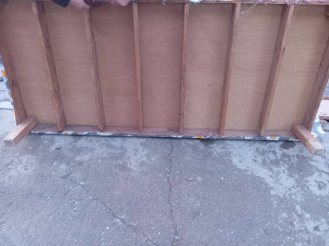 تخت نفر واحد صاج شغل توصي جدا نظيف السعر٧٥ تواصل خاص ***********
