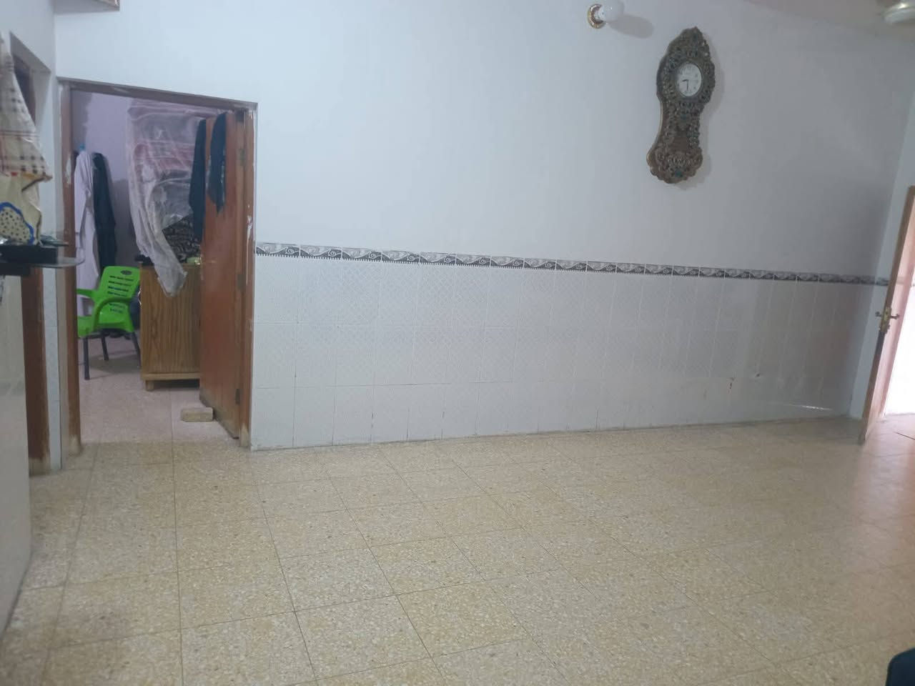 السلام عليكم..
دار للبيع .مكان مميز جدا 
النوع // طابو زراعي سند25 
المساحة // 380م
البناء // طابوق السقف صب كونكريت 
التفاصيل : البيت يتكون من طابقين الطابق الاول يتكون
غرفة نوم عدد 2 
استقبال 
صالة 
مطبخ حاروبارد
منور جانب وخلفي
صحيات داخلية .
صحيات خارجية 
حديقة+طارمة كبيره
خدمات كامله من ماء وكهرباء
وتبليط ومجاري خارجيه 
الطابق الثاني 
غرفة نوم عدد 2
مجمع صحيات 
صاله صغيره
السعر /300وبي مجال 
 للأتصال او الاستقسار على الرقم الاتي : 
 *********** 
***********
