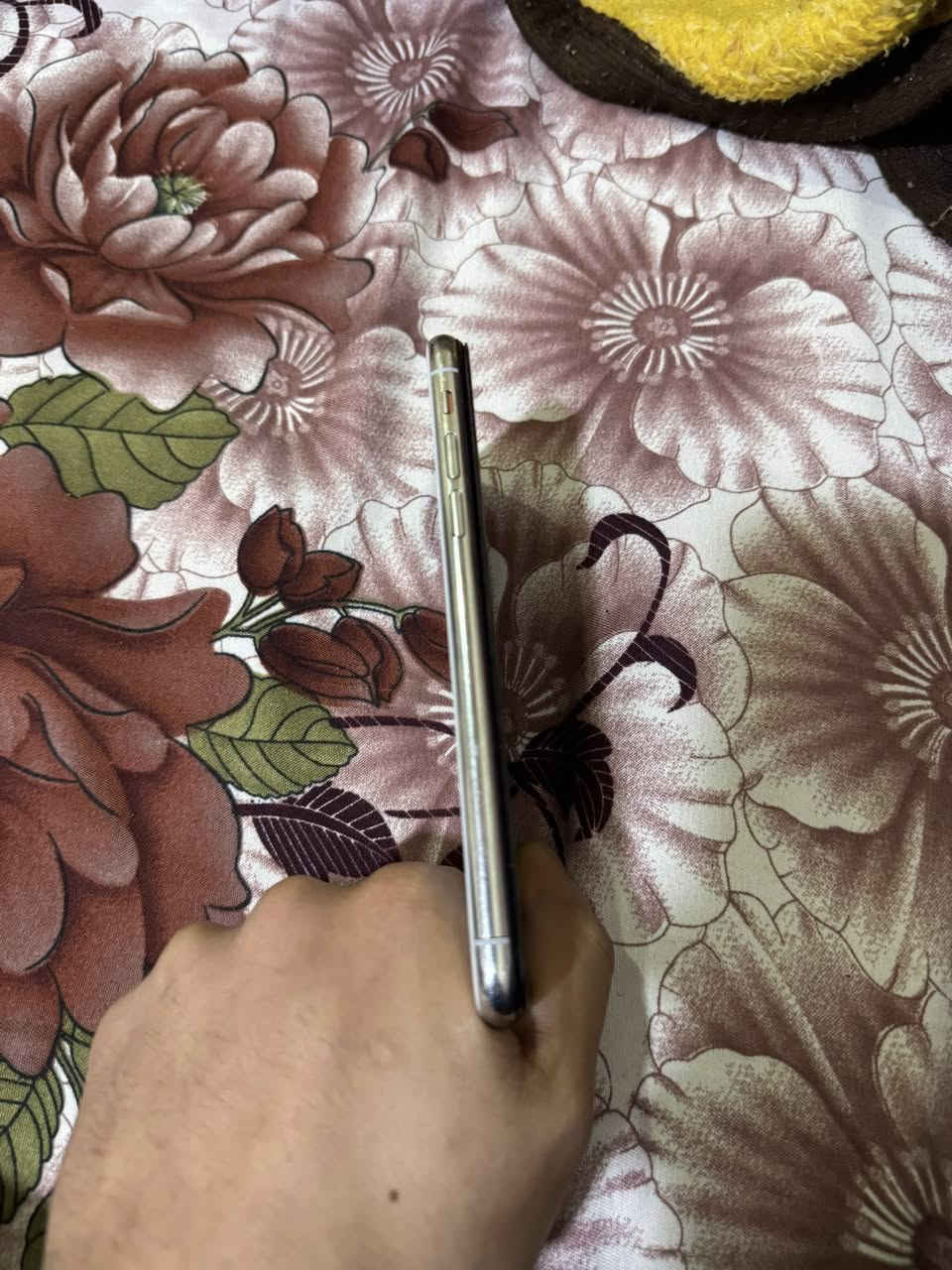 السلام عليكم آيفون اكس عادي ذاكره 64 بطاريه68 وضع شركه تك سيم فيس إيدي شغال الجهاز مبدل شاشه نوعيه زينه ألوان حلوه وبي فطر بل ضهر مثل ما موضح بالصوره التواصل *********** ما متواجد عل فيس السعر 140 وبي مجال
