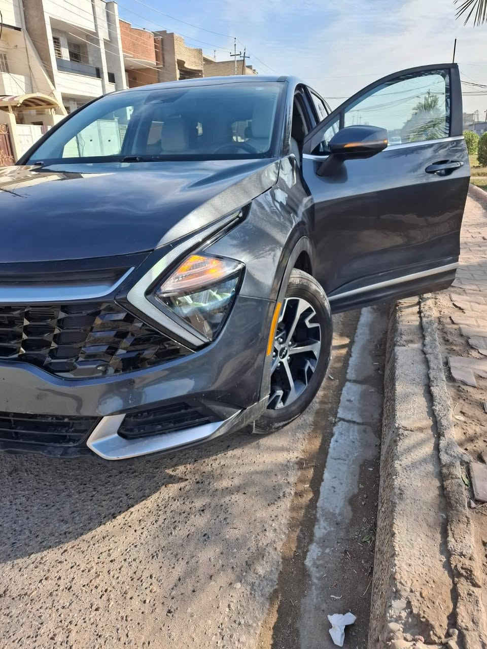 كيا سبورتج موديل 24  امريكي دخول جديد  حادثها واضح بصور  جاملق وبنيد طاك ايرباك الستيرن
سياره مواصفات EX فول عدا الفتحة 
كشن جلد ابيض ملكي 
هيترات بالكشن والكشن كهرباء 
بصمه تشغيل عن بعد 
 داريف مود اوتو هولد وباقي المواصفات 
لونها فيلي 
مكينة 2500 ماشية 28 الف 
موجوده بغداد دخول جديد بدون رقم ب 180$ 
***********
