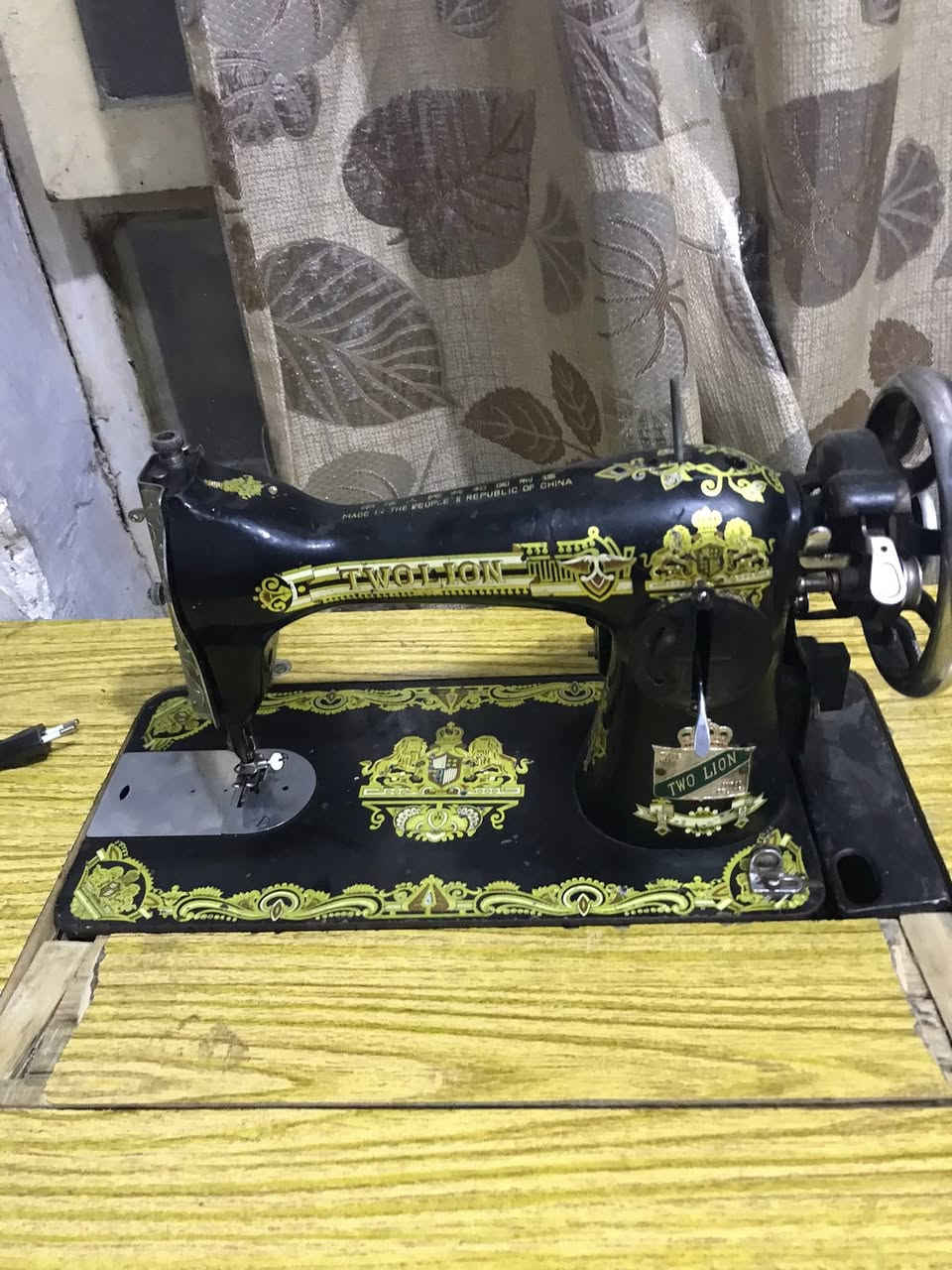 مكينة خياطة ام الاسد اصلية شغالة على الفحص مكينة وماطور ودواسة وميز السعر ٦٥ المكان نجف حي ميسان ***********
