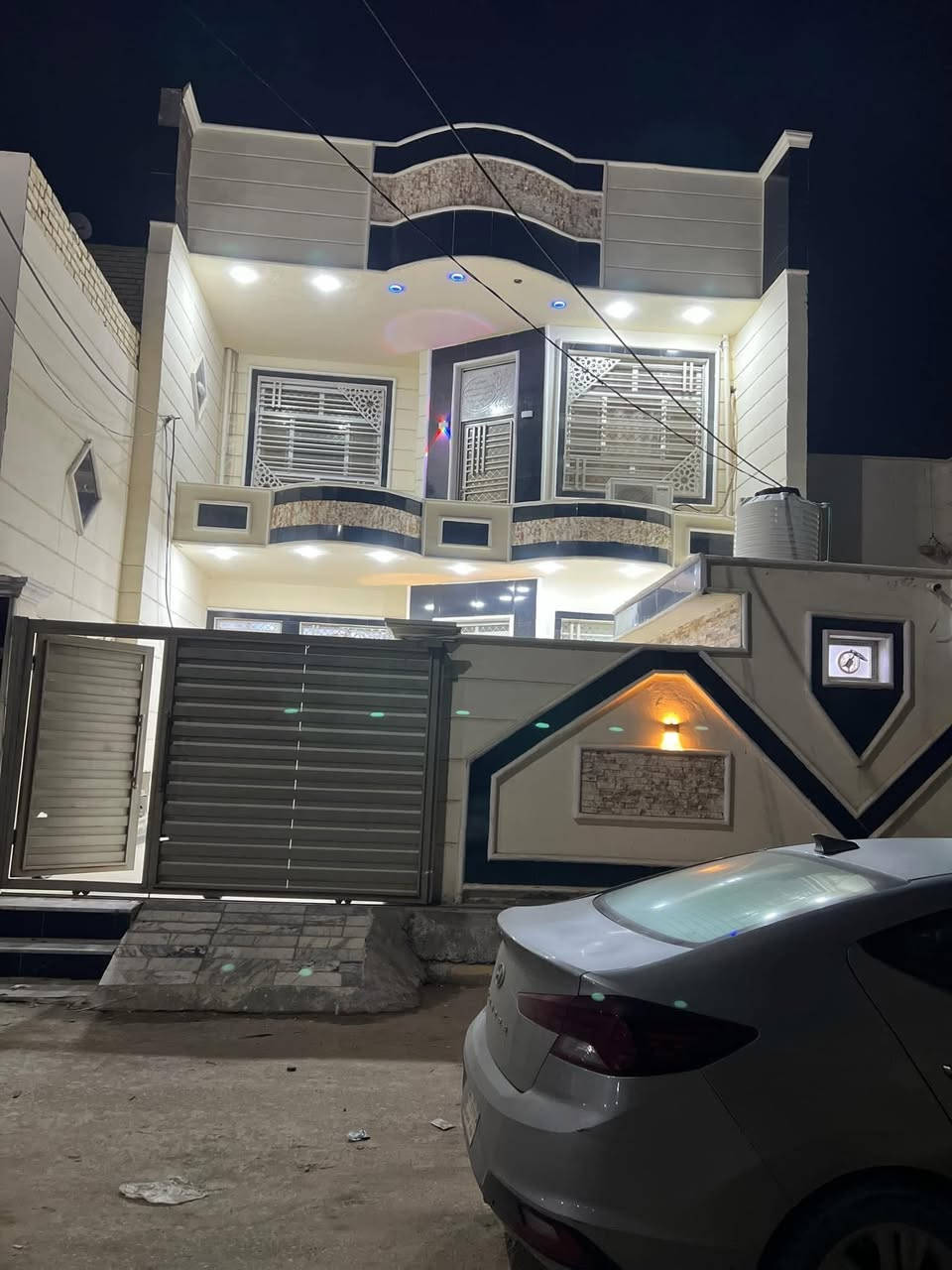 سلام عليكم بيت 200 متر طابقين بناء حديث كوله درجه اولئ طابوق جمهوري الطابق لاول يحتوي عله طارمه جبير ومجمع صحيات واستقبال ومطبخ وصاله وحمام ومناور عدد2 وغرفتين نوم اما الطابق الثاني يحتوي عله اربع غرف نوم وصاله وصحيات والبيت شوفت عينك كله سراميك ويابع مع ديوان الاستقبال والكاونتر وتخم الصاله والسبالات العنوان البوبيات مقابل جامعه اهل البيت الاستفسار لاتصال عله الرقم ***********
