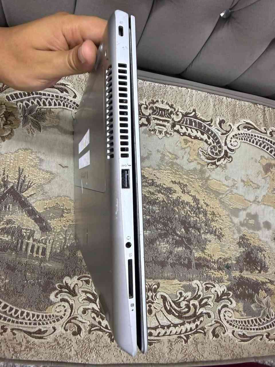 مواصفات اللابتوب 
كوراي 5 الجيل 8 
ذاكرة 256 
رام 8 
كارت شاشة 4 GB 
حجم الشاشة 14 إنش 
كيبورد عربي انكليزي 
الابتوب شغال ما بي اي خلل وتجي وياه شاحنتة الأصلية 
 ولا مفتوح ولا مصلح 

سعره 350 وعندي توصيل

للاستفسار خاص او *********** بي واتساب
