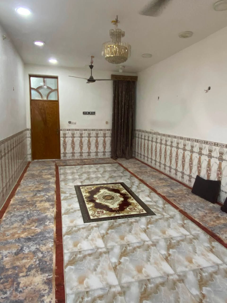 من رخصة صاحب الكروب بيت مساحة 200 م طابو زراعي سند 25 حلة نادر قرب الاستدارة الاولة شارع البزل اول فرع يبعد عن شارع العام حلة دوانية حوالي 200 م  او اقل 
بيت بناء جديد درجة اولة بناء طابوك سقف صب كونكريت 
- يحتوي على كراج جبير
-استقبال طول ٨ م وعرض٤م
-المطبخ طول٥م وعرض٤م
-الكليدور الطول ٦م والعرض٤م
- غرفة الطول ٤ ونص والعرض٤م
مجمع صحيات جبير خارجي ومجمع صحيات داخلي هم جبير ومجمع صحيات طابق ثاني هم جبير  مناور داير على البيت كلة البيت ما ناقصة شي كامل والكمال لله تعالى 

$ السعر  105 مليون وبي مجال المجال بعد معاينة الدار 
استفسار اكثر اتصل على الرقم 
***********
