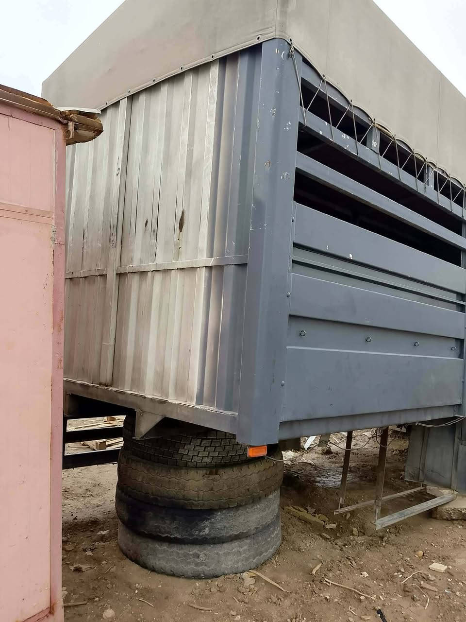 السلام عليكم بدي للبيع طول 7و30سن ارتفاع 2و55 عرض 7صناديق بصره طول 13جنازي الاستفسار ***********
