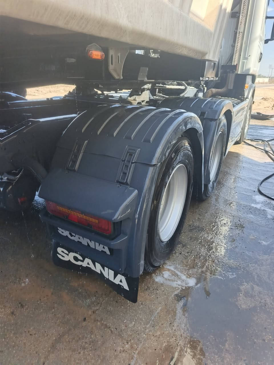 السلام عليكم سكانية للبيع موديل 2005محرك انجكتر خطين مجموعة سكس باج بطن تخم تاير جديد سنوية قلاب اربعة محاور سيارة جاهزة للعمل الاستفسار على رقم ***********
