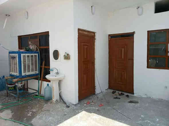 دار للبيع حي العسكري الزراعي مقابل جامع خديجه  سادس فرع من الشارع العام 140 متر الواجهه سبعه والعمق 20 غرفتي النوم وهول وصحيات داخليه ومطبخ واستقبال وبيتونه كراج  السعر 28مليون وبي مجال بسيط للتواصل ***********
