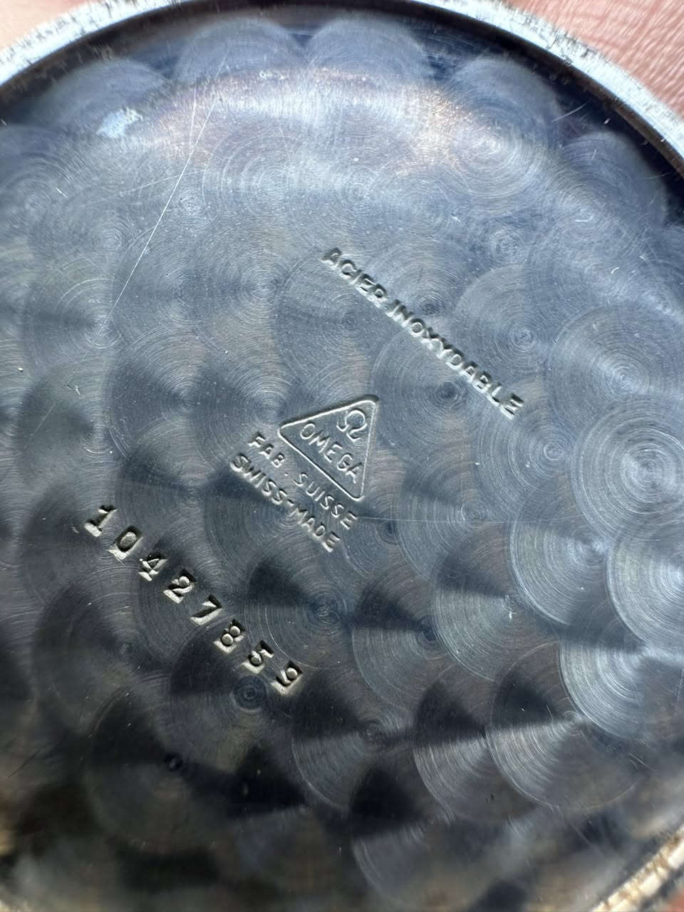 السلام. عليكم  اومكا تكويك بمينا سوداء ١٩٤٠
قطر الساعة ٣٧.٦
الماكنة البيضاء اقدم ماكنة بل اومكا 
قطر كبير جدا 
رتيلات الساعة جدا عالية 
 
***********.
