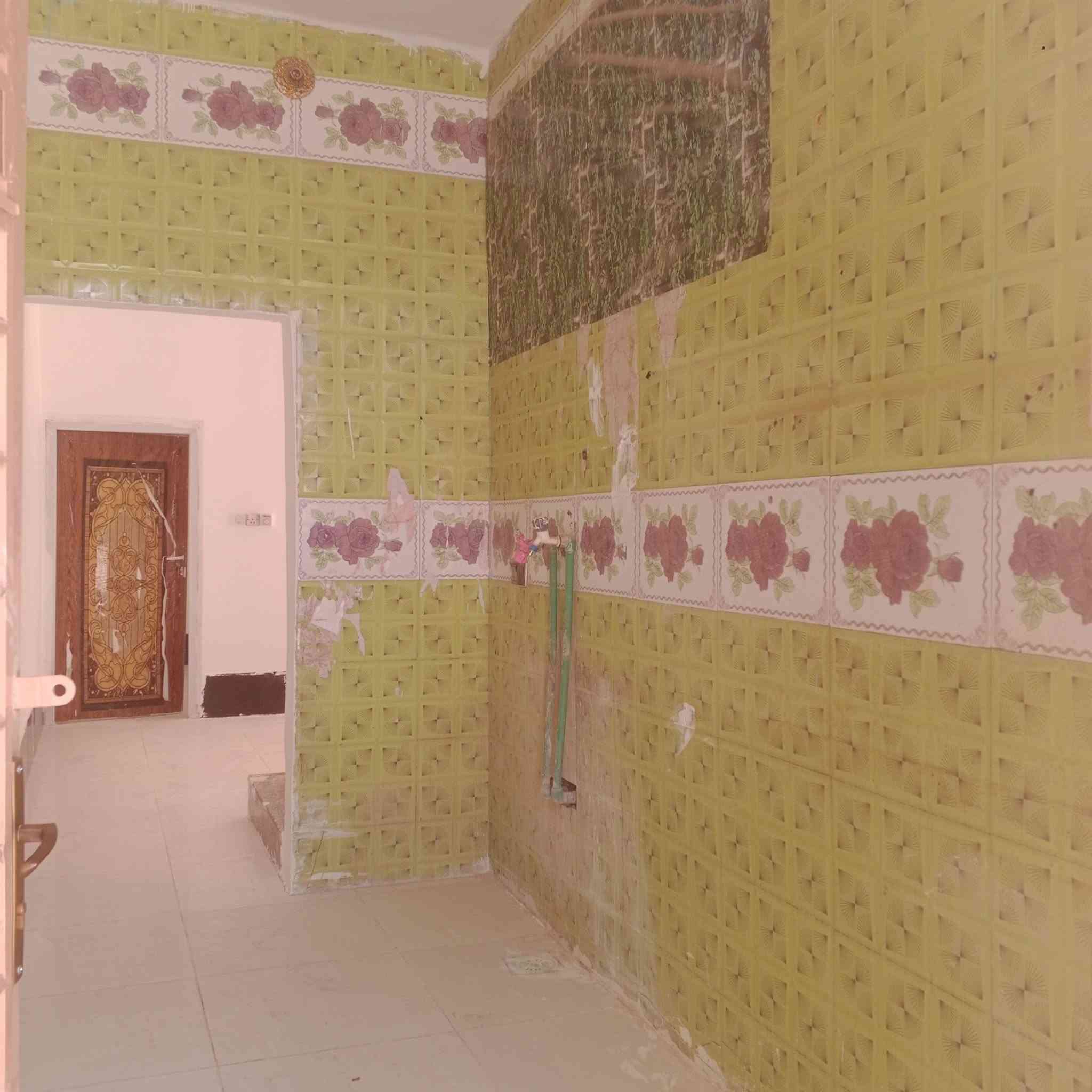 بيت المساحه 100 متر الايجار يحتوي على غرفه وصاله ومطبخ واستقبال كامل كاشي سيراميك سقوف ثانويه سعر الايجار 225 قرب مدرسة الجنائن الأهلية  عنوان المكتب شارع المطار القديم شارع السبيس مكتب در النجف للعقار للاستفسار***********
