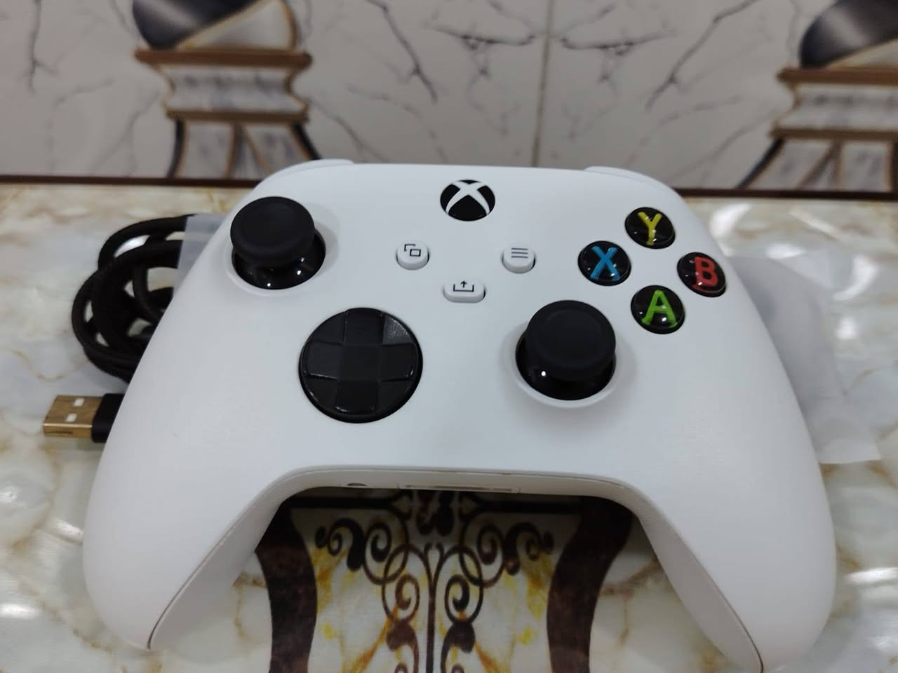 أكس بوكس سيريس أس (Xbox Series S) نظيف جداً بحالة الوكالة مع ملحقات كاملة
السلام عليكم شباب، للبيع جهاز أكس بوكس سيريس أس (Xbox Series S) مساحة 512 جيجابايت باللون الأبيض.
تفاصيل الجهاز:
الاستخدام: الجهاز عندي صارله سنة، بس الاستخدام الفعلي ماله قليل جداً (فقط بالعطلة الكبيرة يعني تقريباً 6 أشهر وباقي السنة بالكرتونة).النظافة: نظيف جداً 100%، ما مفتوح نهائياً، ولا داخل صيانة، والحمد لله ما بيه أي عيب أو حرارة.
الملحقات الكاملة:اليد الأصلية (الكونترولر) بحالة ممتازة وبدون أي فضاوه بالأزرار.وايرات الوكالة كاملة (واير الباور + واير الـ HDMI الأصلي).إضافة: بطارية شحن مخصصة لليد مع كيبل الشحن مالتها بطول 3 أمتار (توفر عليك فلوس بطاريات القلم).الكرتونة الأصلية مالته موجودة (بيهه تلف بسيط وقليل جداً من الأطراف).السعر المطلـوب: 410,000 دينار عراقي (وبيه مجال بسيط جداً للشراي الصامل والجاد).المكان: البصرة (قضاء شط العرب التنومة).للتواصل و الأستفسار راسلني خاص..


**إذا كنت صاحب هذا الإعلان وتريد حذفه لأي سبب، رجاءا أرسل رسالة إلى الدعم الفني**