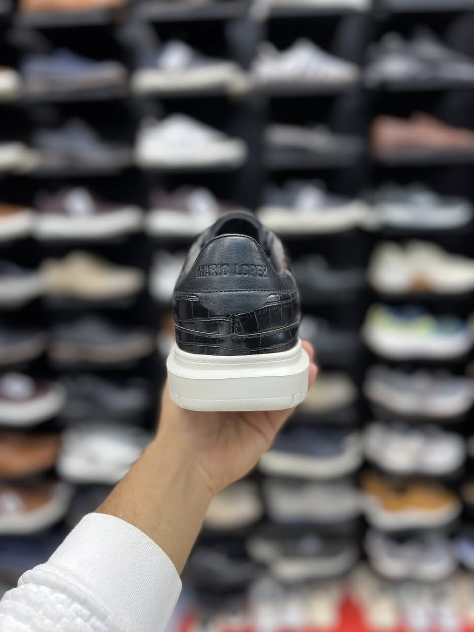 Mario Lopez

الراحة: يتميز بوزن خفيف ونعل داخلي مبطن بالكامل لتوفير دعم وراحة طوال اليوم.
المواد: الجزء العلوي مصنوع بنقشة جلد التمساح المميزة التي تضفي لمسة من الفخامة

متوفر قياس 45-46
السعر 35 الف

العنوان النجف ملحق الروان 
توصيل 🚚 محافظات 6 داخل النجف3 
*********** واتساب#
