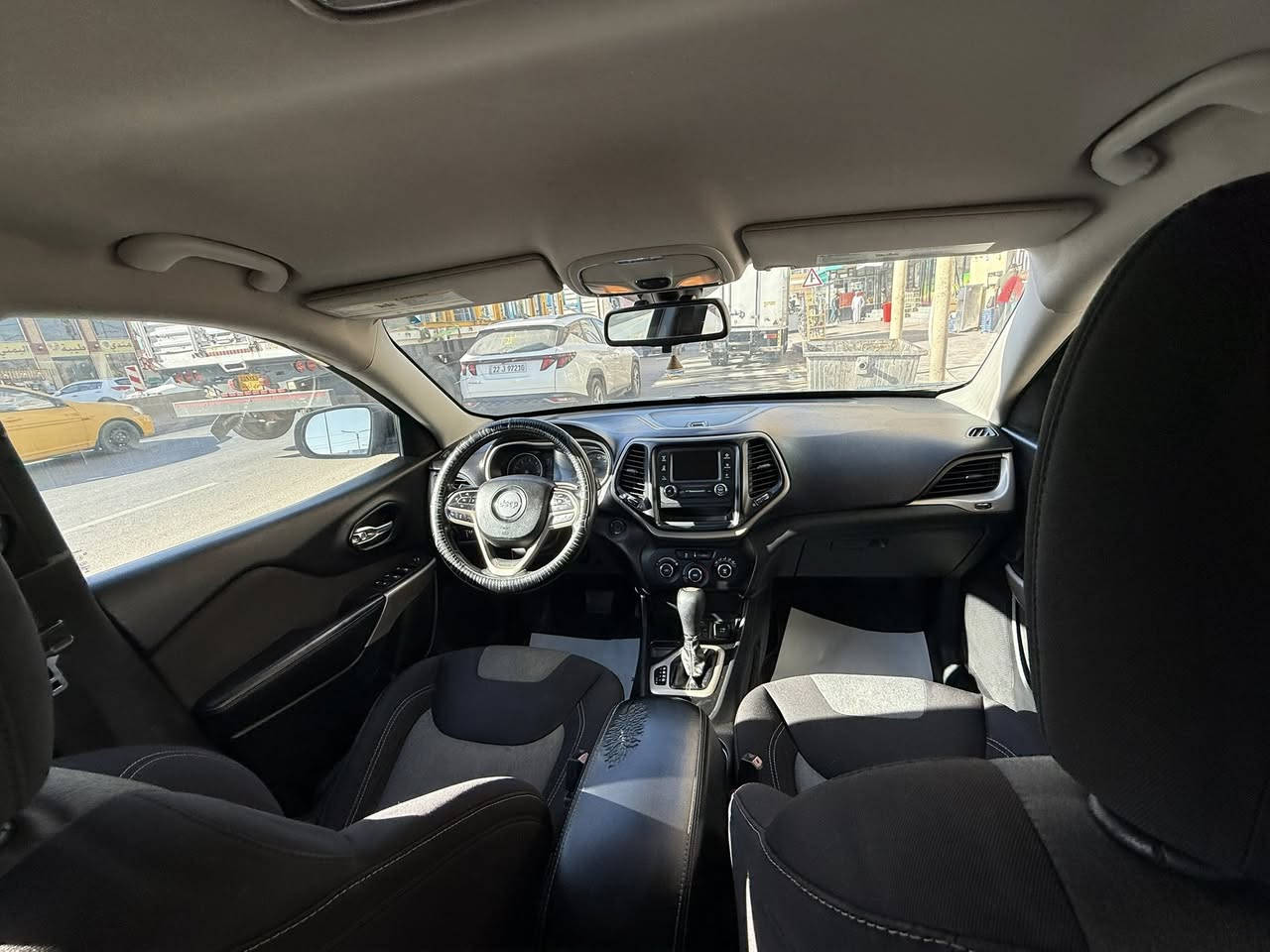 جيب شيروكي بزون 
لون فيلي 
موديل 2017
رقم بغداد مشروع وطني 
كير ومكينة كفالة 
ماشية ١٠٠ الف ميل
ضربة خفيفة جاملغ امامي وخلفي
السعر ١٢٠$ وبيها مجال
مكاني بغداد 
***********
