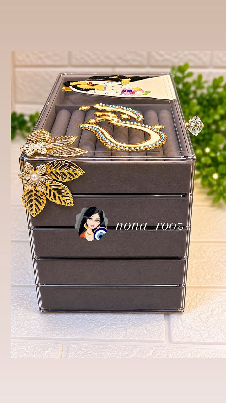 � لوكر إكسسوارات مع فرشة شعر هاند ميد 🌸
قطعة مميزة تجمع بين الأناقة والفائدة ✨
لوكر إكسسوارات مع فرشة شعر مزينة يدويًا بأجمل التفاصيل والأسماء حسب الطلب �


**إذا كنت صاحب هذا الإعلان وتريد حذفه لأي سبب، رجاءا أرسل رسالة إلى الدعم الفني**