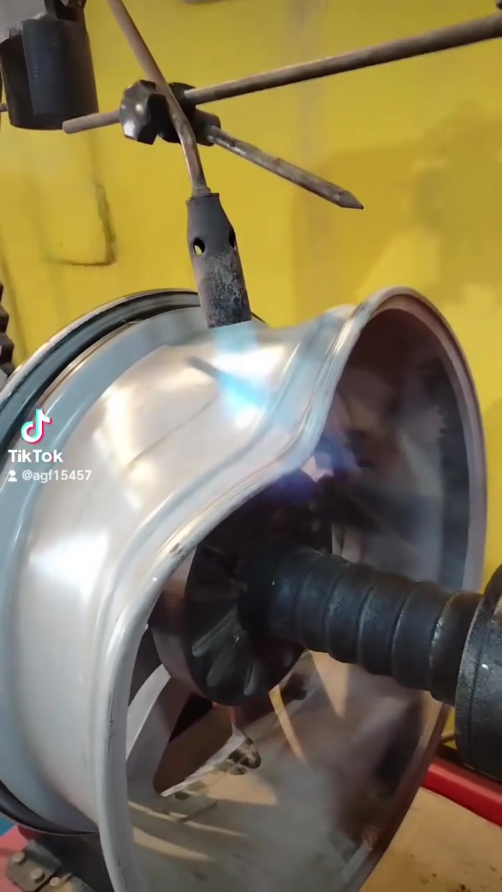خدمات الطائي تعديل جميع انواع الويل كب للسيارات تبديل جميع انواع الزيوت والفلاتر فتح طخم جميع انواع السيارات بلنص وميزانية الكترونية وجميع احجام وانواع البطاريات ***********/***********/*********** الموصل _ الفيصلية_ مقابل فندق _مودرن بلازا
