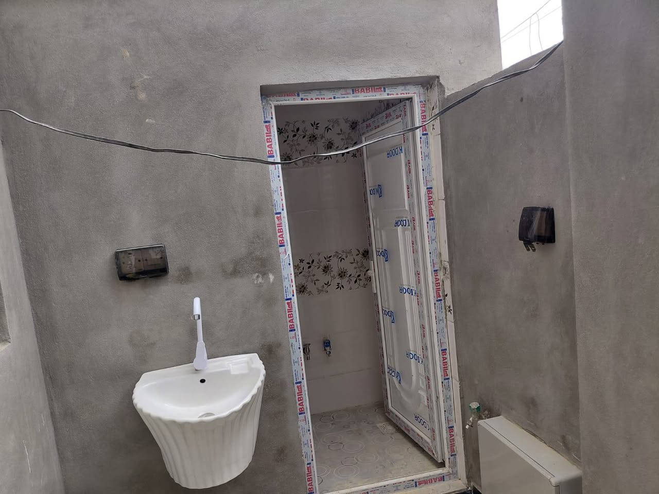 يالله
بيت طابو صرف للبيع المساحة 100 مربع  واجها 10 
للبيت طابقين يحتوي ع غرفتيت +ستقبال 
+صاله +صحيات داخل وخارج مناور 
البناء حديث بعده محد ساكن بي يعني لبيت زيروو
صوب بني ركاب بشويلي وجها ع منطقت شياع 
 بضبط يم شنايدر  
سعره 115 وبي مجال  الشراي  لبيت تحفه 
*********** واتساب  صادق
