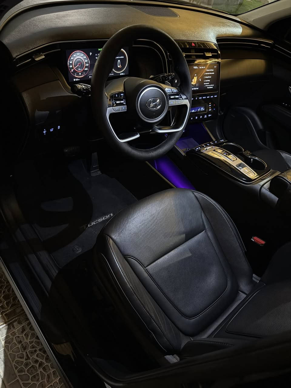 توسان امريكي  2023 ضربة خفيفة جدا وماشية قليل للبيع
السيارة بأسمي  
ماشية 21 الف كيلوا متر فقط 
السيارة فل مواصفات معروفة مختصرا { 4 كامرات ، رادار امامي وخلفي ،كشن تبريد وتدفئة وميموري ، اضائة داخلية ، تشغيل وتحريك  سيارة عن بعد ،…} 
السعر مطلوب  19800$ وبيها مجال  بسيط 
للاستفسار اكثر  
***********
