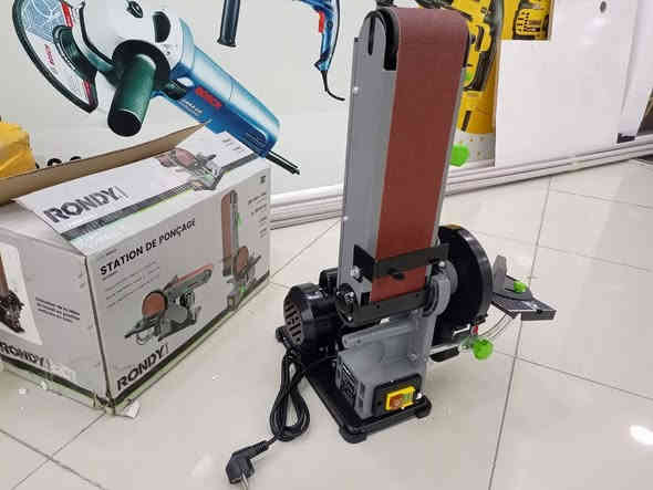 كود 37971
جهاز سنفرة شريطي و دائري طول شريطي 915 ملم و الدائري 150 ملم جهاز ماطور قدرة مالته ٣٥٠ وات ماركة RONDY جهاز تجي لوك جديد غير مستخدم. 
سعر: 90 الف 
للاستفسار راسلنا على ماسنجر او واتس اب 
***********
***********
