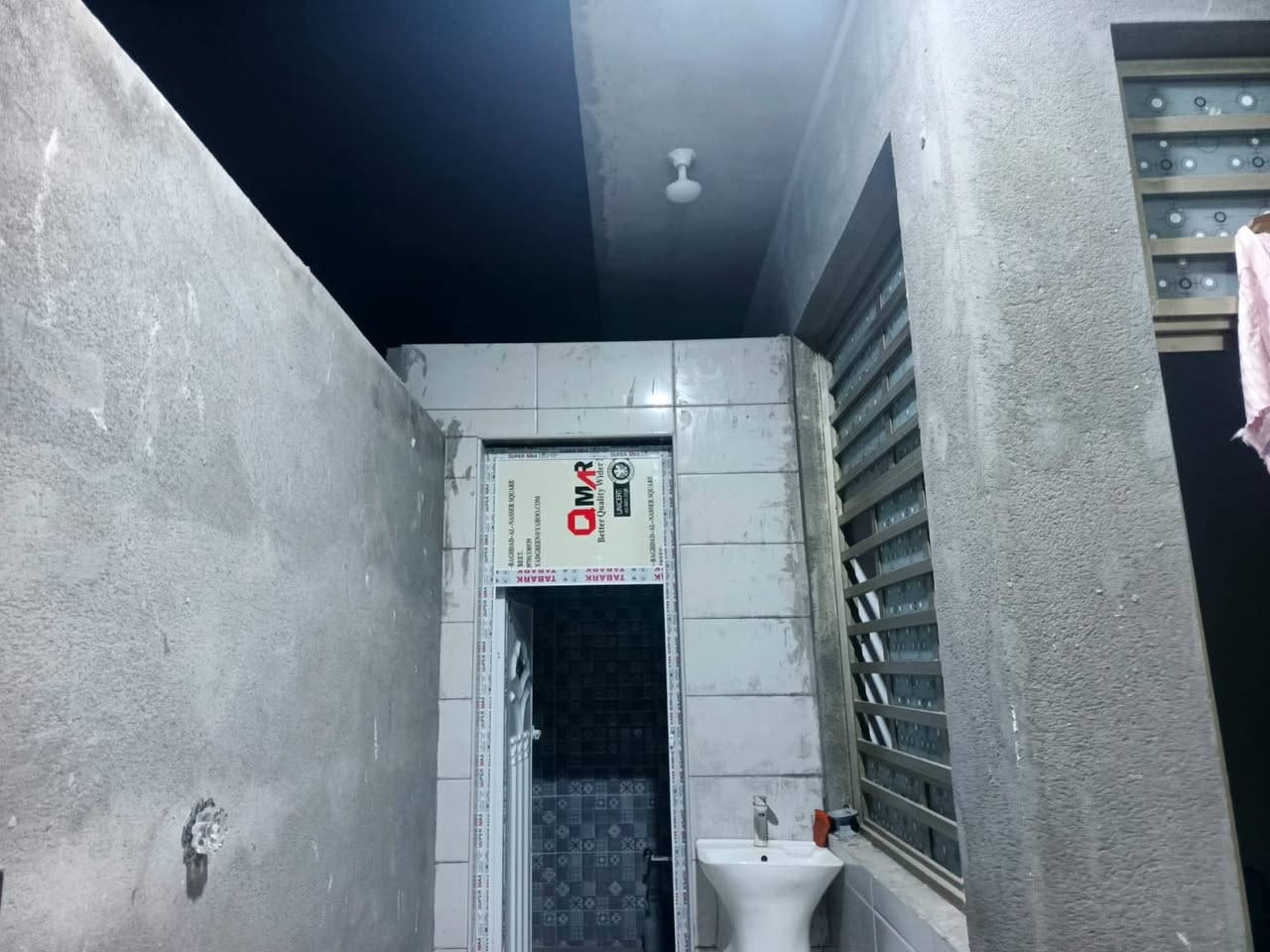 🏡 فرصة مميزة للبيع – نصف دار طابو صرف 🏡
📍 الموقع: ناحية العكيكه – شارع المجاري  
📐 المساحة: 150 متر  
🏗️ البناء: درجة أولى (طابوك + كونكريت)  
🆕 عمر البناء: 3 أشهر فقط  

✨ تفاصيل العقار:  
▪️ طابق ونصف  
▪️ 3 غرف نوم واسعة  
▪️ ديوانية مرتبة  
▪️ صالة مريحة  
▪️ مطبخ حار وبارد  
▪️ صحيات داخلية وخارجية  

💰 المطلوب للبلدية: 9 مليون  
📅 التسديد السنوي: 550 ألف في شهر الخامس  

📌 البيت مرتب وحديث ومناسب للسكن العائلي، موقع هادئ وخدمات متوفرة.  

📞 للاستفسار والمعاينة:  
***********
