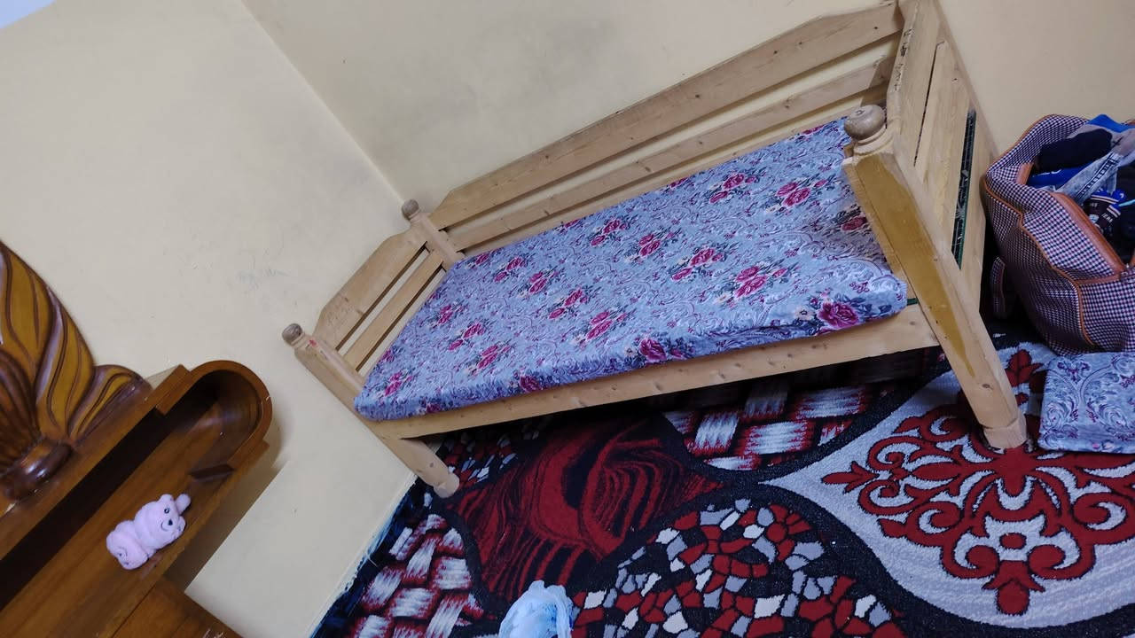 الغرفه ٤٠٠ قفله التخت النفر ٥٠ قفلو المهد ٢٥ قفلو الرحله ٥ التخت الطفل ٣٠ االسنك وقاعد ١٥ الكاربت ٤ في ٣ سعر     ٣٠  ***********  الثلاجه ٢٥٠
